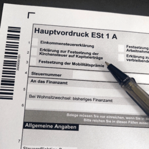 Foto einer Einkommensteuererklärung - Als Steuerberater in Lüneburg erstellen wir Ihre privaten Steuererklärungen für Sie.